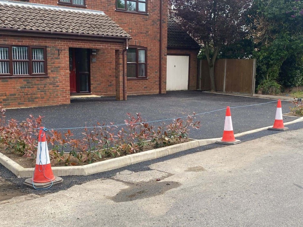 This is a newly installed tarmac driveway just installed by Wisbech Driveways